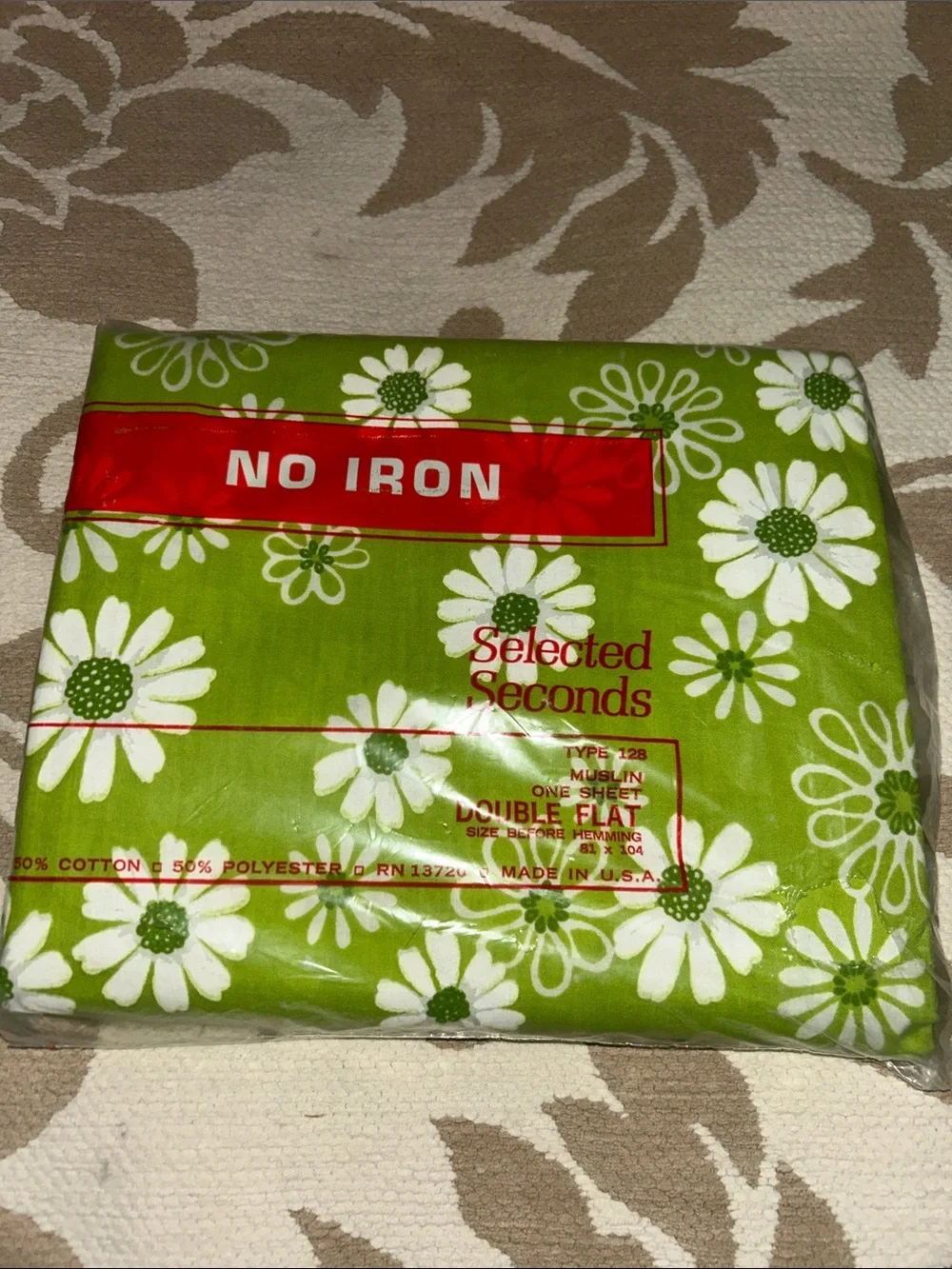New vintage No Iron Floral Sheet - Lime Green and White daisies